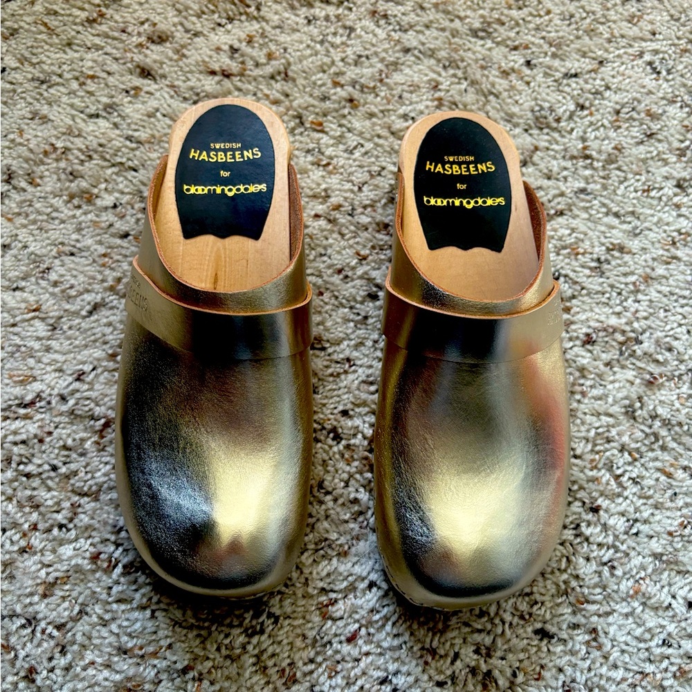 Hasbeens x Bloomingdales gold clogs
